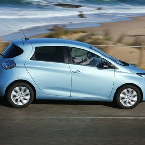Bereits als viertes Modell mit rein batterieelektrischem Antrieb bringt Renault am 8. Juni 2013 den Zoe auf den deutschen Markt. Der Einstiegspreis liegt bei 21.700 Euro.