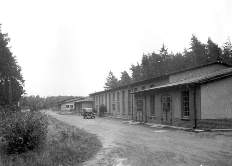1950 zieht Harting nach Espelkamp. Wie auch in Minden, stehen hier ehemalige Militärgebäude für die Produktion bereit. (Harting)