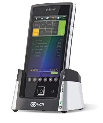 Red Dot Award 2015 - Mobile POS-Lösung NCR Orderman7 von Orderman: Die mobile POS-Lösung NCR Orderman7 ist für den Einsatz in der Gastronomie konzipiert. Das Gerät wird via Multitouch-Display mit Fingern oder Stift sowie über programmierbare Hardware-Tasten bedient. Es beherrscht verschiedene Funkstandards, ist wasserdicht, bruchfest und läuft bis zu 18 Stunden. Der Akku lässt sich rasch per Knopfdruck wechseln. Das sonnentaugliche 5”-Display sitzt in einem ergonomischen, mit einer Hand bedienbaren Metall-Kunststoff-Gehäuse.  (Red Dot)
