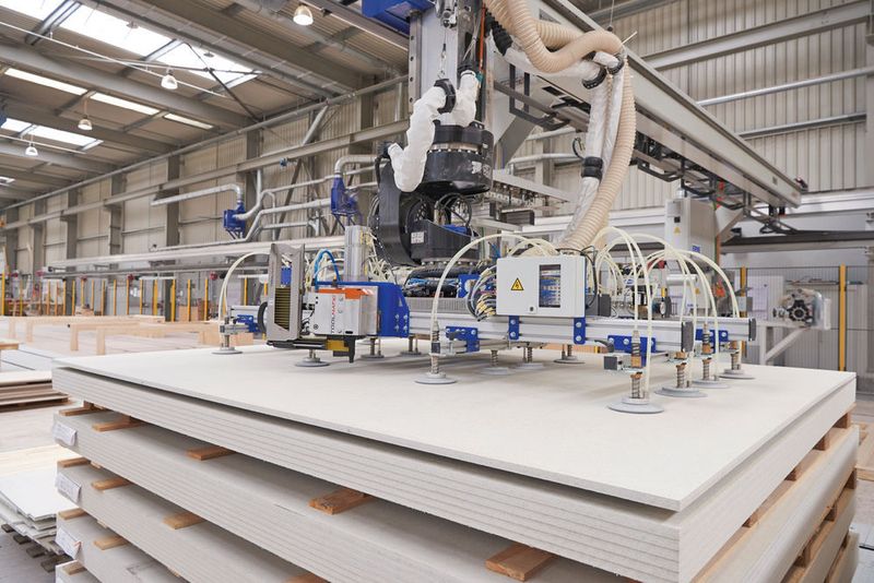 Stellt die Verbindung zwischen Portal und Werkstück her: Vakuum-Saugspinne von Schmalz. Acht Saugplatten nehmen Platten unterschiedlicher Beschaffenheit auf und transportieren sie prozesssicher.  (katharinawernli / Schmalz)