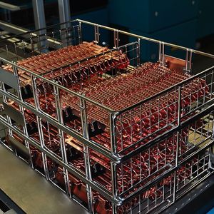 Stanz-Biege-Teile für die Elektromobilität erfordern eine verlässliche definierte Oberflächenspannung und damit eine präzise Teilereinigung.