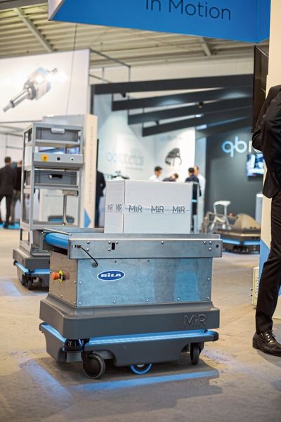 Ausgestattet mit dem passenden Aufsatz kann der MiR200 unterschiedlichste Transportaufgaben automatisieren. Zur Automatica 2018 präsentierte MiR den Roboter etwa mit einem Förderbandmodul. (MiR)