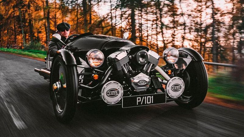 Von 2012 bis 2021 baute Morgan eine Neuauflage des 3-Wheelers, angelehnt an das Original. Der Zweizylinder-V-Motor mit zwei Liter Hubraum, dessen Auspuffanlage als Sidepipes ausgeführt sind, stamt von S&S in Wisconsin, dem Zulieferer von Harley-Davidson. Die aus Aluminium statt Stahlblech gefertigte Karosserie ist war nach wie vor spartanisch: ohne Windschutzscheibe, ohne Türen, ohne festes Dach, allerdings mit zwei Überrollbügeln zum Schutz der Insassen. (Bild: Morgan)