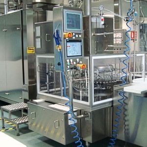 Neue rotierende Reinigungsmaschine von Steriline, die innerhalb der Linie für das aseptische Abfüllen von Vials mit dem Entpyrogenisierungstunnel verbunden ist.