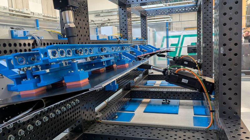 Der Prüfstand verfügt über gleichartige Module mit einer Breite von je 2,40 Meter zur Installation von Systemen und Steuerflächen.  (Bild: Stefanie Eckardt)