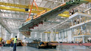 Bild 1: Die Fertigung von Flugzeugen ist eine hochkomplexe und anspruchsvolle Aufgabe. Insbesondere die Größe der Bauteile erschwert die 
Materialsteuerung und -organisation, den Transport sowie die gesamte maschinelle Bearbeitung.  (Bild: Airbus Industries)