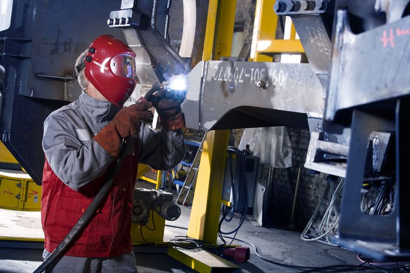 Die neue Fügetechnologie beim Kranbauer steigert auch die Qualität. Diese wird weitaus früher erzielt: Der geringere Wärmeeintrag wirkt sich positiv auf die Schrumpfungsprozesse im Bauteil aus. (Manitowoc) (Archiv: Vogel Business Media)