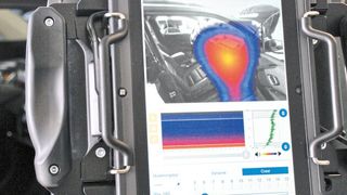 Mit der neuartigen Geräuschkamera von AVL Ditest lässt sich die Quelle eines Störgeräusches schnell ermitteln. Durch entsprechende Einstellparameter wird aus der großen „Geräuschkeule“ rasch ein begrenzter „Geräuschpunkt“ herausgefiltert (kleines Bild). (Bild: Dominsky)