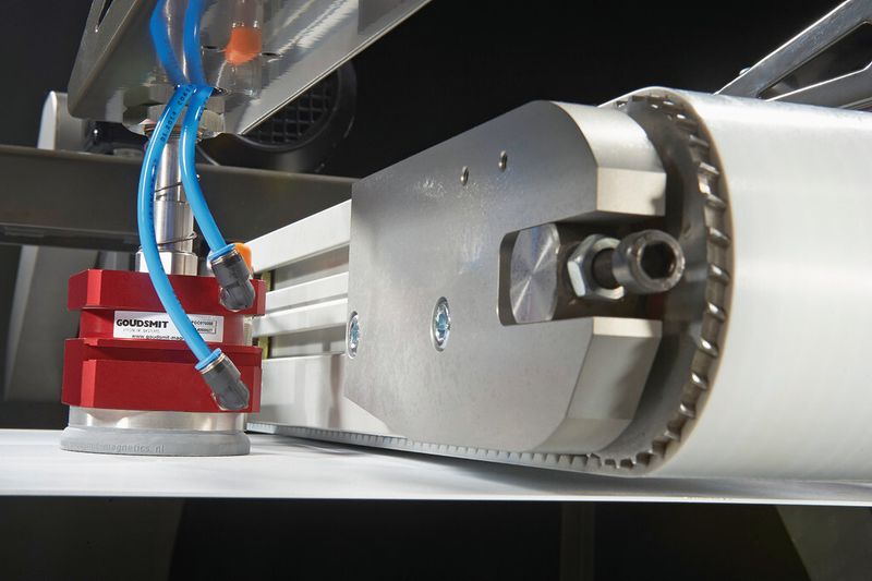 Die Blechtrenner der Handhabungsvorrichtung verfügen über sehr starke Neodym-Eisen-Bormagnete und können pneumatisch ein- und ausgeschaltet werden. (Bild: Goudsmit Magnetic Systems)