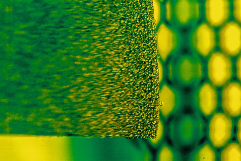 Das Trägermaterial der PowerCap-Elektroden besteht aus Nickelschaum. Dieser wird mit einem Aktivmaterial beschichtet und anschliessend gepresst. IPA-Wissenschaftler testen derzeit eine Paste, die als Aktivmaterial dienen soll. Diese ist im Wesentlichen aus Komponenten zusammengesetzt, wie sie bereits für Batterie-Elektroden verwendet werden. (Fraunhofer IPA)