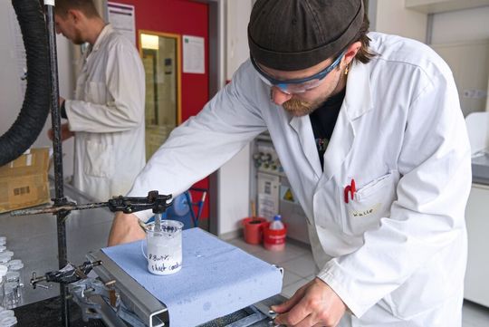 Kalle Mertin bereitet im Labor die MOF-Beschichtungen von Wärmetauschern für die Kühlanwendung vor. (Bild:  Christina Anders, Uni Kiel)