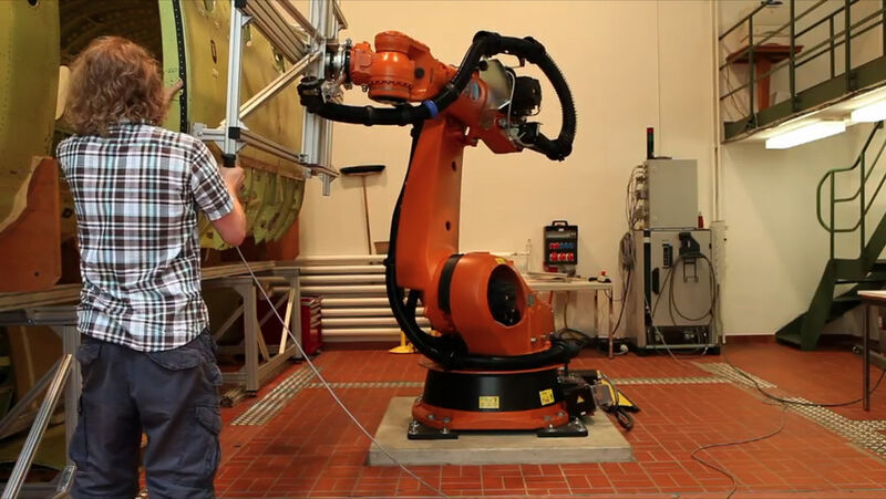 Die Mensch-Roboterkooperation wird zukünftig Arbeitsprozesse in industriellen Produktions- und Montageprozessen deutlich verändern und prägen. (Bild: ZHAW)
