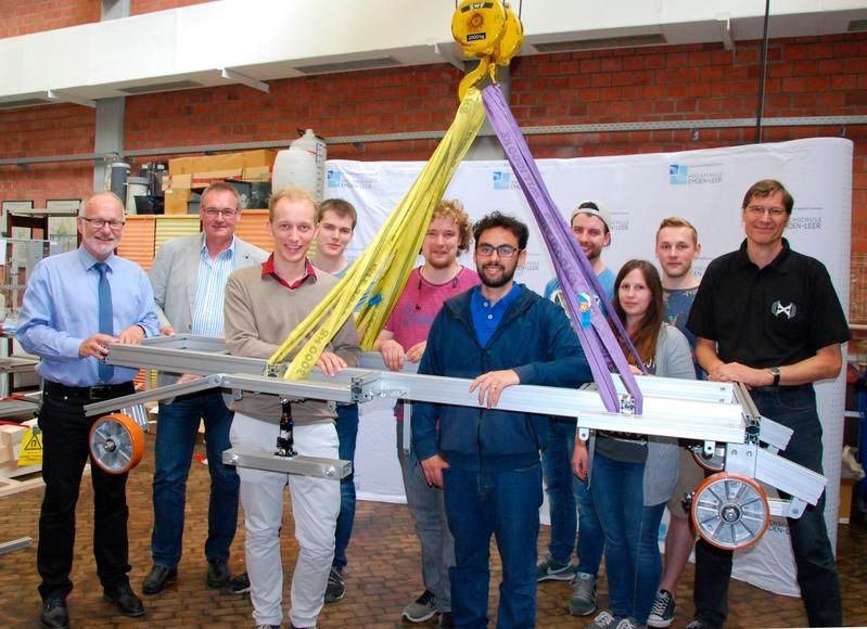 Ein Teil des Hyperpod-X-Teams mit seinen Professoren kurz vor der Fertigstellung des Pod in der Emder Werkhalle. (Hochschule Emden/Leer)