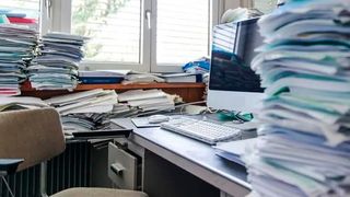 Deutsche Unternehmen klagen seit Langem über die überbordende Bürokratie. Experten haben jetzt mal analysiert, welche Summe das vor allem dem Mittelstand im Jahr kostet ... (Bild: Bürorio)