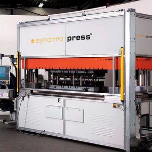 Bild 2: Die Synchropress wurde ursprünglich als Werkstattprobierpresse konzipiert, fand aber schnell Einzug in die Produktion hochwertiger Stanz-Biegeteile. 
