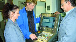 Das „A und O“ 
jeder praxisorientierten Ausbildung ist es, selbst Hand 
anlegen zu können, und zwar an genau solchen Maschinen, wie sie in Werk-
stätten, Fertigungsunternehmen und Industriebetrieben im Einsatz sind.  Bild: Siemens (Archiv: Vogel Business Media)