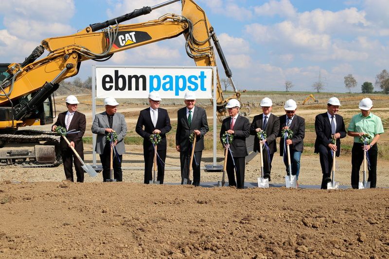 Spatenstich des neuen Versandzentrums in Hollenbach: (v.l.n.r.) Robert Böhnel (Bürgermeister Mulfingen), Lorenz Kraft (Architekturbüro Kraft + Kraft), Rainer Hundsdörfer (Vorsitzender der Geschäftsführung der EBM-Papst Gruppe), Baden-Württembergs Ministerpräsident Winfried Kretschmann, Gerhard Sturm (EBM-Papst Gründer / Vorsitzender des Beirats), Gotthard Wirth (Erster Landesbeamter), Karl-Heinz Dorsch (Bauunternehmen Stauch), Stephan Schölzel (Logistikleiter EBM-Papst Mulfingen), Siegfried Götzelmann (Stellv. Betriebsrat EBM-Papst Mulfingen). (Bild: EBM-Papst)