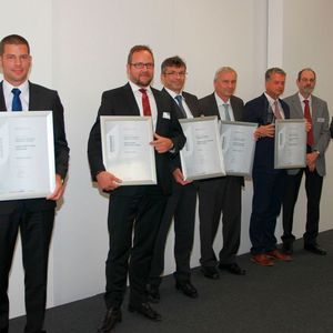 Innovation Award 2018 der Kategorie Mechanische/Thermische Verfahren: Andreas Wilk (3.v.r.) übernimmt den Preis für Wilk Graphite. Jury-Mitglied und Geschäftsführer von Schwedes + Schulze Schüttguttechnik Harald Heinrici (2.v.r.) hielt die Laudatio. Auf der Shortlist waren Allgeier Process Technology, Andritz KMPT, Herding sowie Netzsch-Feinmahltechnik.