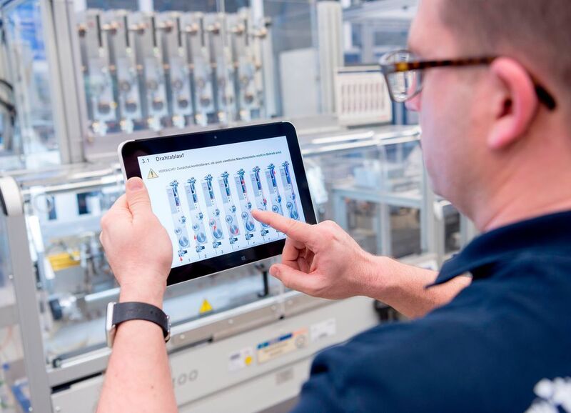Im Bosch-Werk in Stuttgart-Feuerbach analysiert ein Mitarbeiter die laufende Produktion mithilfe eines Tablet-Computers. Bosch sammelt zahlreiche Daten aus der Fertigung und wertet sie mithilfe von selbst entwickelter Software aus. So entsteht aus den gesammelten Informationen neuer Nutzen. (Bosch)