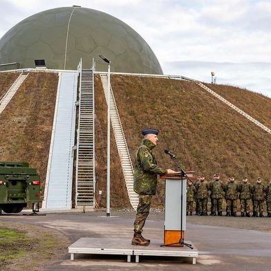 The Inspector of the Air Force, Lieutenant General Holger Neumann, announced in December 2025 the Initial Operating Capability of the Arrow missile defence system to soldiers at Annaburger Heide. (Source: Bundeswehr/Francis Hildemann)