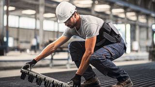 Das Exoskelett hilft in gebeugten Positionen, eine übermäßige Belastung der Bandscheiben zu verringern oder sogar zu vermeiden. (Japet)