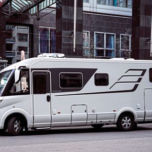 Designmerkmale wie qualitativ hochwertige, absolut glatte Fahrzeugseitenwände rücken stärker in den Fokus potenzieller Caravan- und Reisemobilkunden.(Bild:  Hymer)