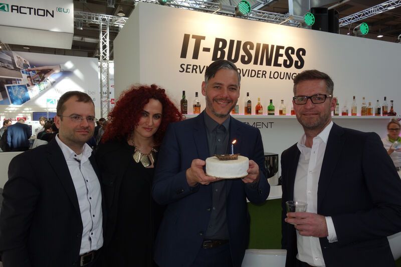 IT-BUSINESS feiert mit dem Geburtstagskind Michael Kleinfercher, (r.) Heiko Lühr und Thomas Mund, Fujitsu. (Bild: IT-BUSINESS)