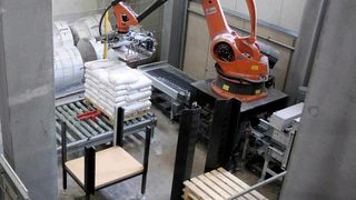 Durch das Roboter-Palettiersystem und die automatische Abfüllanlage kann Steuler-KCH, verglichen mit dem früheren manuellen Handling, in der gleichen Zeit die vierfache Menge abfüllen und palettieren. (Bild: Koch)