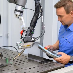 Mit der Funktion „Smart Seam Tracking“ von Trumpf lässt sich der neue Schweißroboter innerhalb weniger Sekunden programmieren. Das sei elbst bei komplexen Bauteilen so schnell möglich. Das entlastet die Mitarbeiter und wirkt dem Fachkräftemangel entgegen, heißt es. (Bild:  Trumpf)