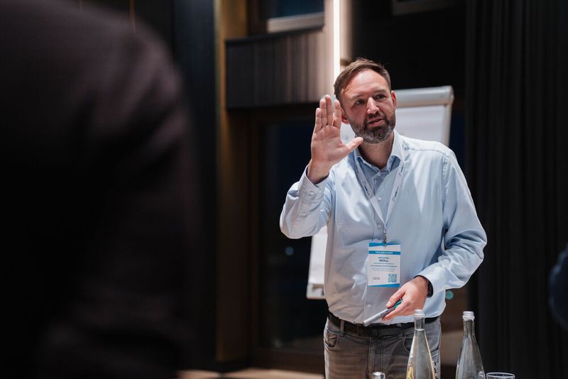 Die Ergebnisse der Roundtables wurden anschließend präsentiert. Hier: Michael Noll. (Bild: Manuel Emme)