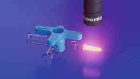 Ein orange fluoreszierender UV-Klebstoff, der die Schläuche verbindet, wird mit einer Hoenle Bluepoint LED ausgehärtet. (Bild: Hoenle)