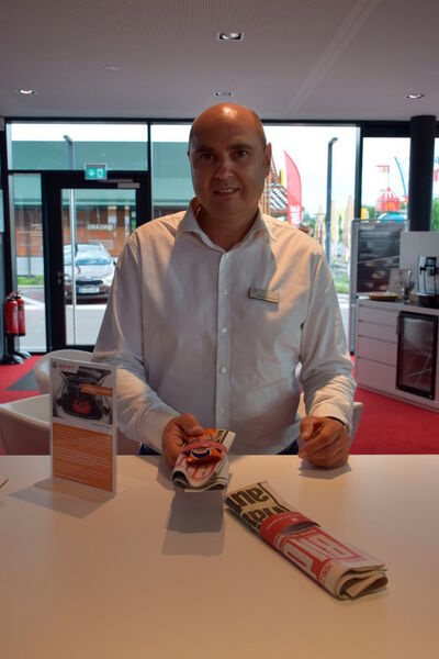 So stillt Serviceleiter Grundmann den morgentlichen Bildungshunger seiner Kunden. (Holz/»kfz-betrieb«)