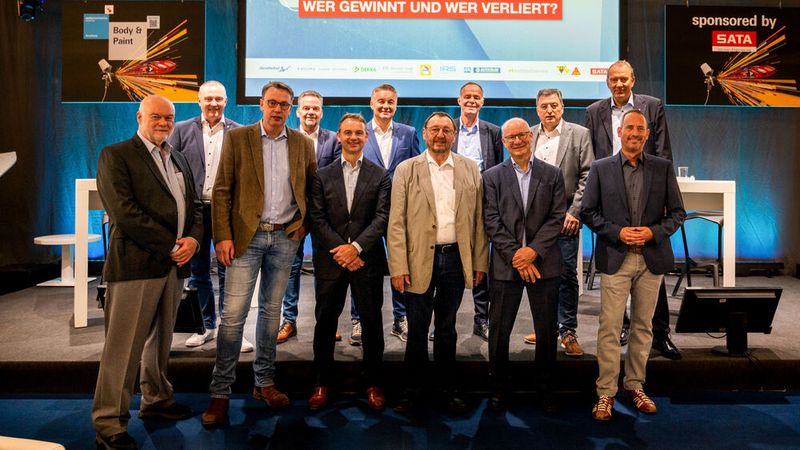 Die Diskussionsteilnehmer des diesjährigen Schadentalks: (v. L.) Konrad Wenz (»F+K«), ZKF-Präsident Peter Börner, BVdP-Vorstandsmitglied Peter Vogel, K&L-Unternehmer Hans Joachim Pankel, Fix-Auto-Geschäftsführer Roy de Lange, IRS-Geschäftsführer Raphael Gilberg, BFL-Vorsitzender Paul Kehle, Riparo-Geschäftsführer Jürgen Schmidt, Bernd Wirtz von der Provinzial Rheinland, Thomas Geck von der HUK Coburg, Michael Messmann von der LVM und Christian Simmert (schaden.news). (Bild: schaden.news)