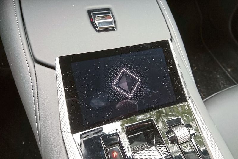 Die Raute findet sich auch auf dem Touch-Bildschirm auf der Mittelkonsole. (Bild: Sven Prawitz/Vogel Communications Group)