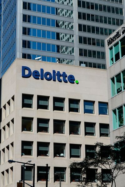 Das Prüfungs- und Beratungsunternehmen Deloitte ist bei dem Ranking auf Platz 4. Mitarbeiter bewerten die verantwortungsvollen, interessanten Aufgaben im Unternehmen positiv, negativ jedoch die Arbeitsbelastung. (Bild: gemeinfrei, wikimedia.org)