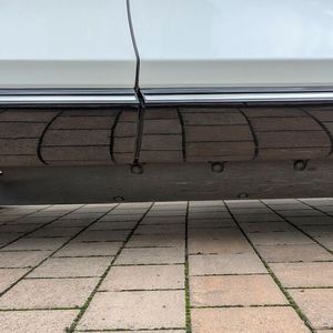 Nur allzu uneben sollten die Wege nicht sein, denn die Batterie ist recht tief angeordnet. Was man von der Seite zuerst sieht, sind zwar die seitlichen Schutzplanken, aber trotzdem ist die Bodenfreiheit nicht sehr groß.(Bild:  Rosenow – VCG)