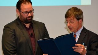 Prof. Reinhard Jahn (r.), Direktor des Max-Planck-Instituts für biophysikalische Chemie und Jury-Vorsitzender überreicht Prof. Adrian Liston die Award-Urkunde. (Platthaus/LABORPRAXIS)