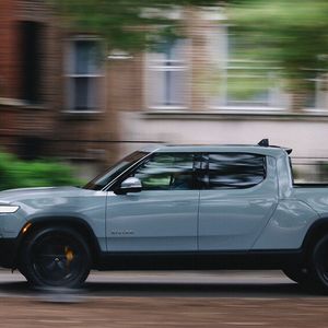 Zwar wirkt der R1T nicht ganz so weit aus der Zukunft geholt wie der Cybertruck, futuristisch ist der Pritschenwagen aber allemal.(Bild:  Rivian)