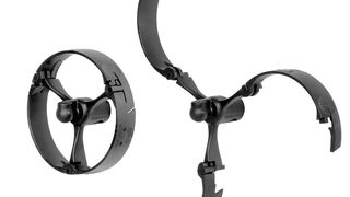 Die neue TRLF.100 („F“ steht für „Flip open“): Rundherum und jederzeit zu öffnen. Dank der schwenkbaren Öffnungsstege lassen sich auch Schläuche mit großen Durchmessern oder ganze Leitungspakete in einem Arbeitsgang verlegen. (igus)