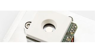 Die neu entwickelten 2D-Vektorscannermodule haben einen elektromagnetischem Antrieb und verbinden 2D-MEMS-Scannerspiegel mit Mikromontagetechnologien. (Bild: Sebastian Lassak)