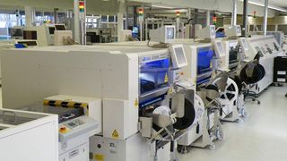 SMD-Bestückautomaten von Juki bei Zollner Elektronik im Profitcenter EA3, das innerhalb des Konzerns auf Luftfahrttechnik spezialisiert ist (Archiv: Vogel Business Media)