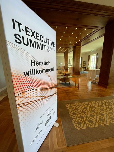 Am 6. und 7. Oktober trafen sich exklusiv geladene Vorstände und Geschäftsführer der führenden deutschen Systemhäuser, Service Provider und Distributoren auf dem geschichtsträchtigen Petersberg in Bonn/Königswinter. (Bild: Vogel IT-Akademie)