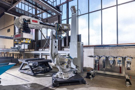 Dieser vier Meter hohe Industrieroboter von ABB ist bei Kloeckner Metals Germany in Bremen ein willkommener Kollege. Denn er sorgt jetzt vor allem für das vollautomatische Entgraten an hunderte von Kilo schweren Metallbauteilen. Er gilt als einzigartig. Hier erfahren Sie, warum.(Bild:  www.industriefotografie-steinbach.de)