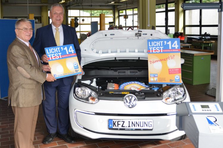 Der Präsident des Kraftfahrzeuggewerbes Bayern, Klaus Dieter Breitschwert (li.), und Staatsminister Joachim Herrmann (re.) werben für den Lichttest 2014. (Foto: Landesverband)