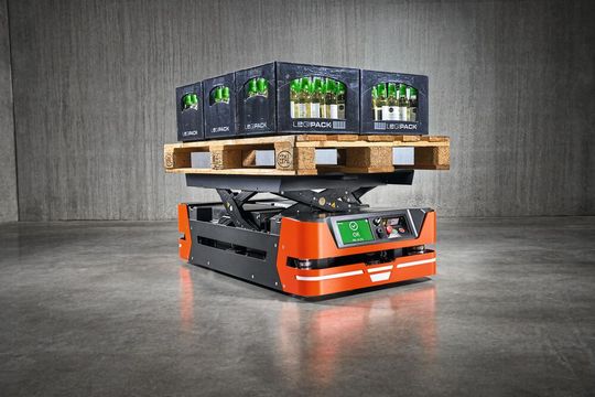 Das „SAFELOG L2 Lift“ transportiert mit seinem Scherenhubtisch eine Europalette mit Getränkekisten.(Bild:  Safelog)