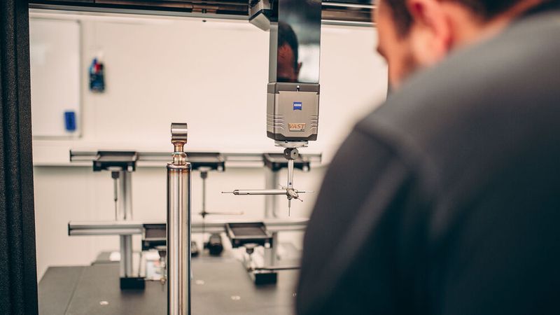 KW nimmt laufend neue Projekte von Kunden in den Bereichen Motorsport, OE und Aftermarket an. Um dazu in der Lage zu sein, hat das Unternehmen ein erfahrenes Forschungsteam in Fichtenberg etabliert. Dieses testet die Produkte sowohl virtuell mithilfe von Simulationstools als auch in der Realität auf einer Teststrecke und dem KW-Fahrdynamikprüfstand.  (Bild: KW automotive)