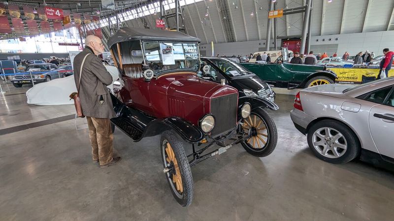 Oldie für den Oldie? Vorkriegs-Fahrzeuge wie diesen Ford T Model Roadster konnte man in Stuttgart an einer Hand abzählen. Die Nachfrage nach solchen Veteranen der Straße ist minimal. Entsprechend niedrig auch der Preis: 16.900 Euro. (Bild: Dominsky – VCG)