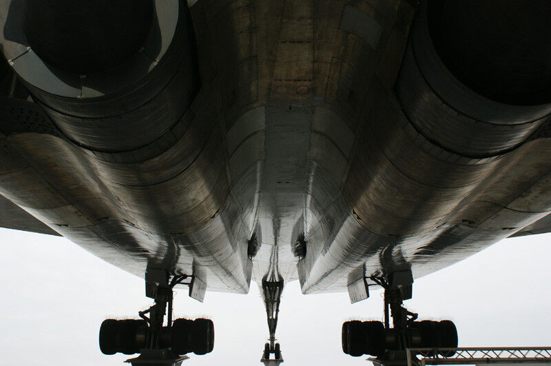 unter Flugzeugbäuchen, hier: unter dem des russischen Überschallflugzeugs Tupolev, die sich auf dem Dach des Technikmuseums, neben der baugleichen Concorde befindet. (Bild: Ostler)