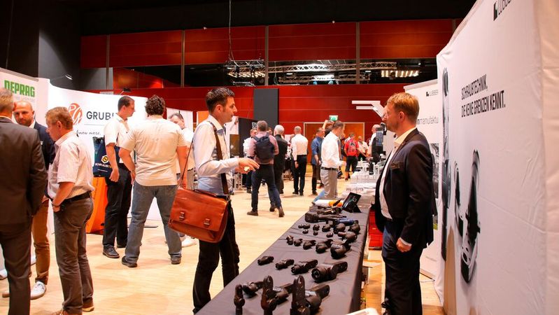 Die Aussteller der Schraubtec West präsentierten u.a. spezielle Vorsatzgetriebe für Schraubwerkzeuge, Softwarelösungen zur Schraubmontage und Qualifikationen in der Schraubtechnik. (Bild:  S. Höger – VCG)