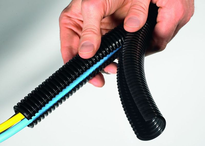 Flexibilität bei der Arbeit:  Der doppelt geschlitzte PA6-Wellschutzschlauch lässt sich auch nachträglich in Schaltschränke oder Maschinen einbauen. (Archiv: Vogel Business Media)